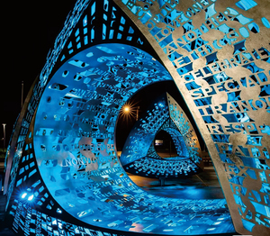 Ensemble de sculptures géométriques modernes en métal avec éclairage LED bleu-vert - Installation artistique extérieure pour la décoration paysagère de jardin - Product Image 3