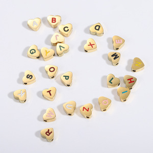Cuentas de Corazón Esmaltadas de Colores con Iniciales |   Cuentas de Letras del Alfabeto de Acero Inoxidable Chapadas en Oro PVD de 18K para la Fabricación de Joyas - Product Image 4