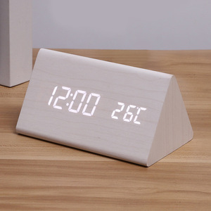 Noordse Elektronische LED Driehoekige Klok Moderne Eenvoud Houtnerf Stille Lichtgevende Woonkamer Slaapkamer Bedside Digitale Wekker - Product Image 4
