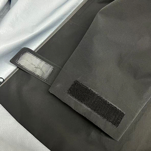 Veste coupe-vent noire avec logo personnalisé, veste imperméable à coque rigide pour l'extérieur - Product Image 4