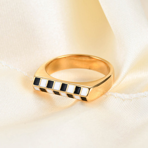 Anillo de acero inoxidable chapado en oro de 18 quilates con diseño minimalista europeo americano, con tablero de ajedrez rectangular inclinado de 5 mm en blanco y negro para mujer. - Product Image 3