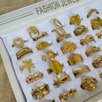 Assortiment de 36 bagues en acier inoxydable plaqué or 18 carats, style vintage, avec boîte à bagues incluse, vente en gros de bijoux fantaisie