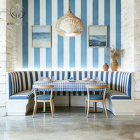 Ensemble de mobilier pour café, restaurant, comprenant chaises demi-circulaires courbes, table et banquette.