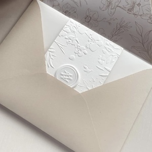 Carte d'invitation de mariage personnalisée avec motif floral en relief, impression numérique avec monogramme sur papier offset, carte de vœux - Product Image 3