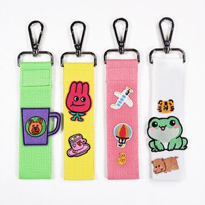 سلسلة مفاتيح مطرز مخصصة بالجملة سلاسل مفاتيح نمط دمية لطيف المورد سلسلة مفاتيح بعلامة نفاثة تقنية منسوجة مستطيلة - Product Image 2