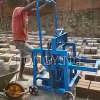 Machine mobile de fabrication de blocs de béton creux pour la production de briques, prix compétitif, dotée d'un moteur central pour un fonctionnement efficace du sable et du ciment
