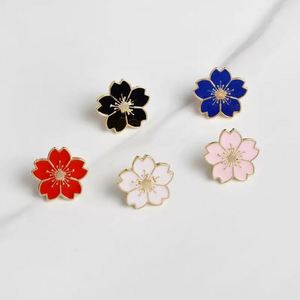 En gros Broche en métal émaillée style japonais à thème animal, accessoire de vêtement et bijou - Product Image 2