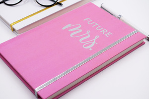 LABON Custom A5/a6 quaderno con copertina rigida per matrimonio in carta di alta qualità Bride To Me Logo stampato con elastico - Product Image 4