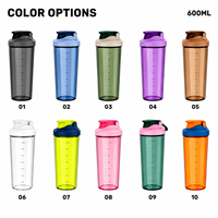 Bouteille shaker en plastique de 20 oz en gros avec boule mélangeuse en acier inoxydable 304, échelle graduée transparente et couvercle à clapet pour poudre protéinée et boissons de sport