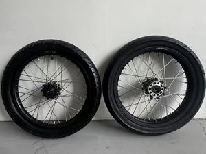 Set di Ruote Supermoto da 17'' per Talaria Komodo |   2.5x17 Anteriore + 3.5x17 Posteriore con Pneumatici <span class=keywords><strong>80</strong></span>/90-14 100/<span class=keywords><strong>80</strong></span>-17 - Product Image 2