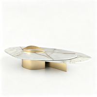 Table basse en marbre courbé avec détails dorés abstraits, style moderne et luxueux, pour salon ou comme table d'appoint.
