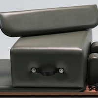 Lit de Pilates Reformer en alliage d'aluminium style classique grain de bois, capacité 300 kg, barre de repose-pieds à 5 niveaux, pour studio