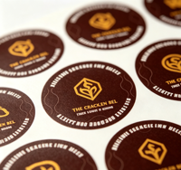 Étiquettes en papier brun mat avec dorure à chaud - Autocollants personnalisés pour l'emballage du café et des aliments
