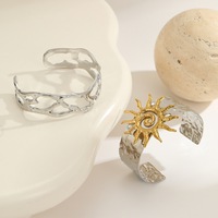 Bracelet manchette large ajouré en acier inoxydable plaqué or 18 carats, motif soleil martelé, style statement, empilable