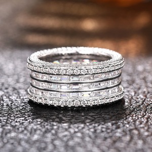 Anello di Fidanzamento Geometrico con Pavé per Donne, Gioiello Elegante e Scintillante - Product Image 2