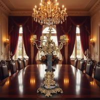 Un candélabre à sept lumières en laiton doré et marbre, style Rococo Revival, pour la décoration de la maison, des palais, des églises et les activités religieuses.