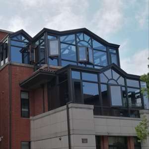 Pergola bioclimatique moderne et contemporaine en alliage d'aluminium pour patio résidentiel et hôtelier, avec double vitrage trempé - Product Image 1