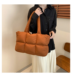Nouveau sac fourre-tout matelassé en coton doux à motif quadrillé pour femme, design personnalisé, écologique, fermeture éclair, sac minimaliste transfrontalier - Product Image 2