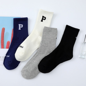 Chaussettes de sport sur mesure, couleur unie, tube court, avec logo personnalisé, basées sur des échantillons ou des dessins, pour le basketball et les tenues décontractées. - Product Image 1