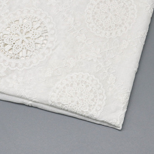Модный дизайнер вышитая ткань 100% хлопок Свадебная кружевная ткань белый для платья - Product Image 2
