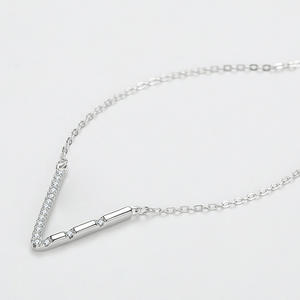 Collier pendentif en argent sterling S925 avec zircon rond en forme de V - Cadeau de la Saint-Valentin pour femmes - Product Image 3