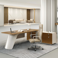 Ensemble de bureau de direction en bois foncé de luxe en forme de L avec armoire murale LED, accents dorés et chaise pour suite complète de bureau de PDG
