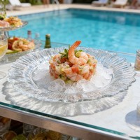 Assiettes jetables en plastique PS transparentes à bord ondulé martelé 7/10 pouces – Vaisselle moderne haut de gamme pour fêtes, mariages et événements traiteur