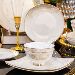 Set di Stoviglie Natalizie in Ceramica di Lusso Stile Europeo da 36 Pezzi per Famiglia di Sei Persone - Set di Stoviglie in Porcellana Bone China - Product Image 2