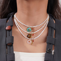 Collier ras du cou en perles d'eau douce plaqué or 18 carats avec pendentif en pierre précieuse naturelle et perle baroque irrégulière, accent cristal rouge