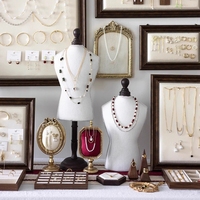 Présentoir de Luxe GZowin pour Bijoux avec Socle – Support Durable et Personnalisable pour Colliers et Pendentifs, Idéal pour la Prise de Vue Promotionnelle