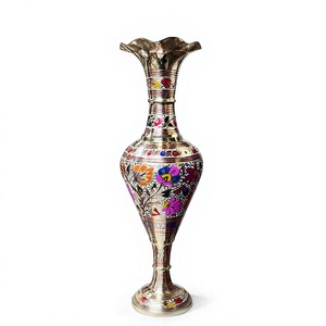 Vase de sol traditionnel en métal, forme amphore, design floral artisanal, récipient décoratif pour la maison et les mariages - Product Image 1