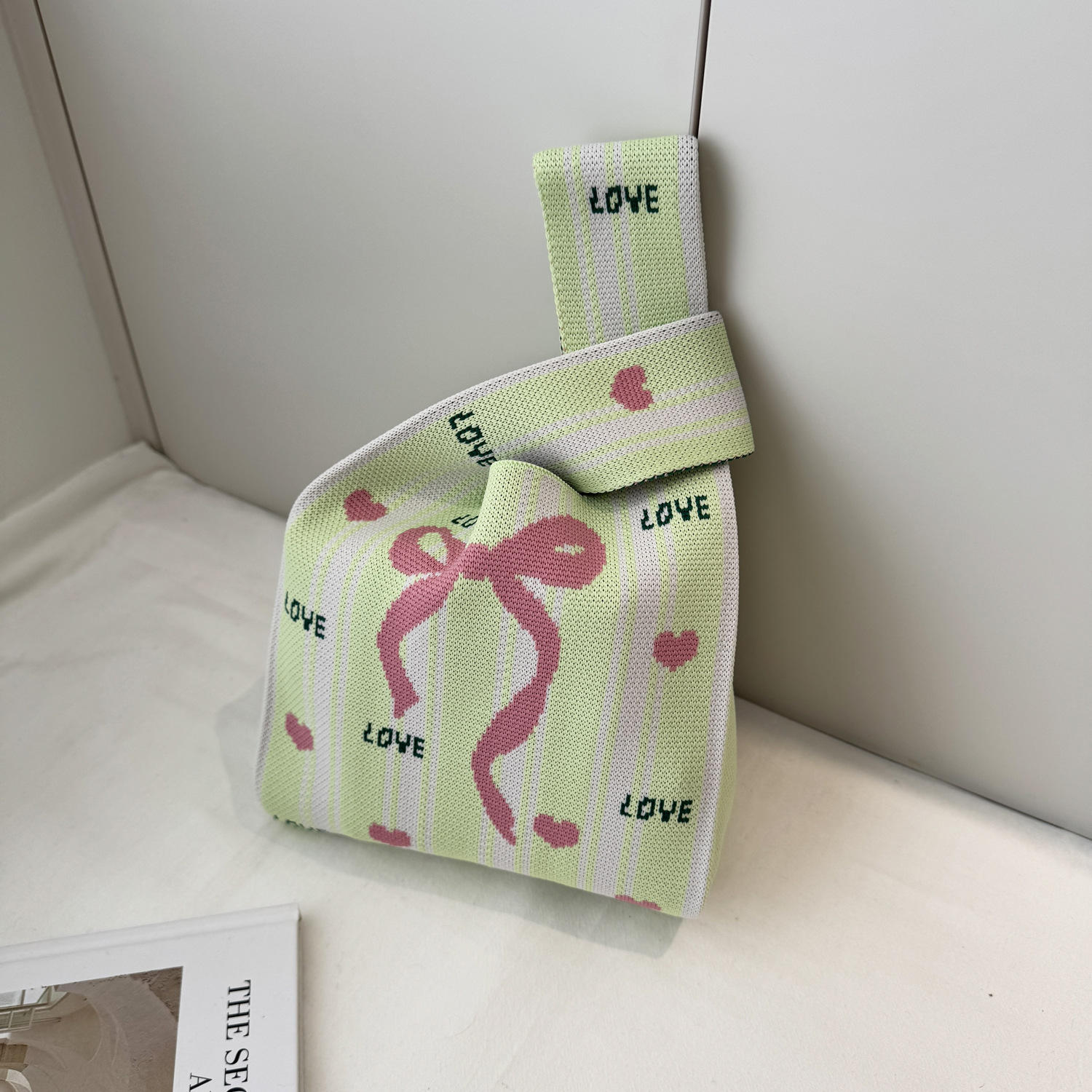 B โบว์รูปหัวใจสีเขียวอ่อน