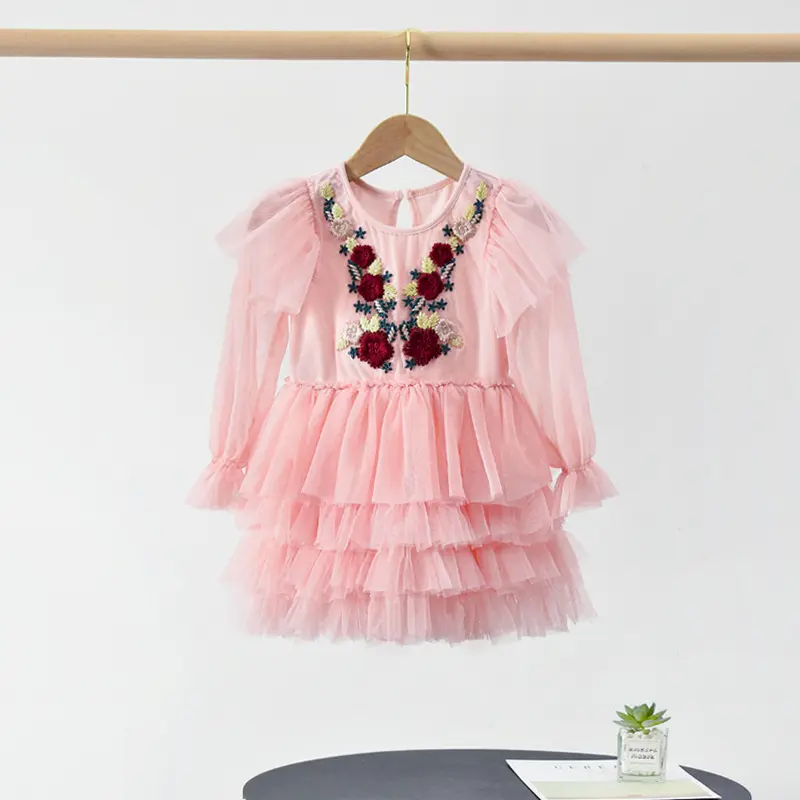 2023 beliebtes Design auf Lager geschichtete Volants Prinzessin Kleid mit Mesh rosa Baby kleid Smocked Rose besticktes Kleid