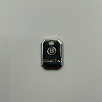 Ciondoli in metallo personalizzati ecologici con logo in oro e argento a rilievo, piccoli pendenti ottagonali con nome del marchio per abbigliamento, borse e accessori da cucito