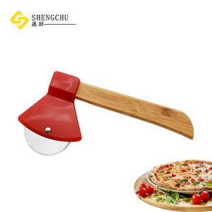 Cortador de <span class=keywords><strong>Pizza</strong></span> en Forma de Hacha con Cuchilla Redonda de Acero Inoxidable, Rodillo Cortador Fácil de Usar, Utensilio de Cocina - Product Image 1
