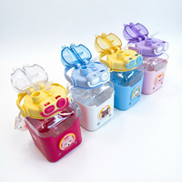 Bouteille d'eau en plastique de 1000 ml pour enfants, motif ours de dessin animé, double ouverture, anti-fuite, pour l'école et les activités de plein air, avec sangle d'épaule
