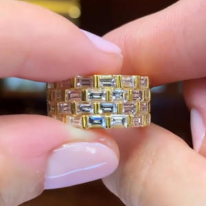 Anello di Lusso Q721 per Donna in Oro Giallo con Diamanti Taglio Baguette Colore D Naturale Gioielli da Matrimonio - Product Image 3