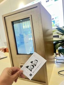 Photomaton carré en bois avec imprimante thermique compatible SLR, Wi-Fi activé, libre-service pour les cafés, les magasins éphémères - Product Image 6