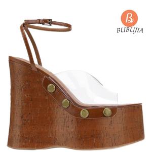 2024 женская обувь на платформе с пряжками женские прозрачные туфли-лодочки из ПВХ на высокой танкетке Босоножки под платье с металлическими заклепками - Product Image 5