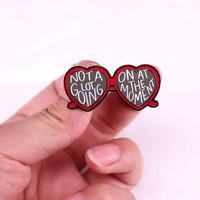 Spilla in metallo all'ingrosso con citazione a tema cartone animato, spilla souvenir con lettera inglese "Not Too Much at This Moment", spilla a forma di cuore con occhiali da sole.