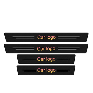 Personalizzabile Logo di lusso <span class=keywords><strong>in</strong></span> fibra di <span class=keywords><strong>carbonio</strong></span> adesivi <span class=keywords><strong>Auto</strong></span> porta porta <span class=keywords><strong>Auto</strong></span> protezione <span class=keywords><strong>in</strong></span> vinile protezione piastra di protezione facile installazione - Product Image 1