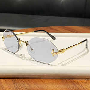 Gafas de Sol Octagonales sin Montura para Mujer, Lentes Degradados en Morado, Protección UV400, Diseño Ligero y Moderno - Product Image 2