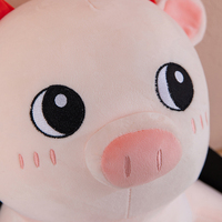 Juguete de peluche de cerdo de pie con cuernos de diablo rojos al por mayor, cerdito de peluche ruborizado, regalo creativo para bodas, regalos de peluche para fiestas de cumpleaños de bebés