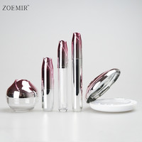 Ensemble d'emballages cosmétiques vides haut de gamme avec capuchon rose, tubes de rouge à lèvres et gloss argentés, tubes de mascara, pot de poudre libre et étui à poudre compacte