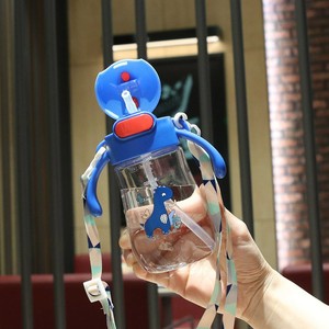 Vaso de agua con diseño de dinosaurio colorido de 320 ml con asa y correa para niños de 2 a 4 años, material PP, flujo medio - Product Image 3