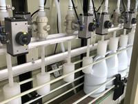 Machine de remplissage automatique d'acide de batterie liquide anti-corrosif pour bouteilles en plastique