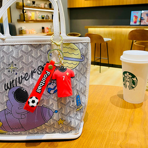 Porte-clés et pendentif <span class=keywords><strong>de</strong></span> sac design créatif et stylé, thème football, maillot <span class=keywords><strong>de</strong></span> foot numéro 10 et ballon <span class=keywords><strong>de</strong></span> football, haute qualité, en paire - Product Image 4