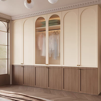 Armoire à portes battantes en placage de bois blanc et verre, style Mid-Century avec lignes épurées et poignée métallique, meuble de chambre à coucher