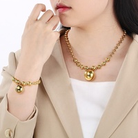 Ensemble d'accessoires géométriques en acier inoxydable plaqué or 18 carats avec pendentif perle, collier, bracelet et fermoir mousqueton