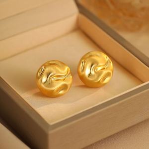 Nouvelles boucles d'oreilles clous haut de gamme en cuivre plaqué or, finition brossée dépolie, avec perle d'imitation bouton, polyvalentes pour le quotidien et comme cadeau - Product Image 1